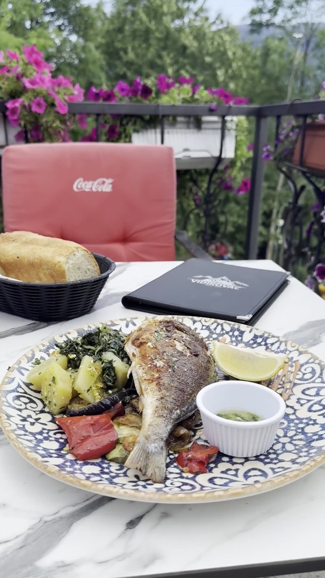 Peixe grelhado ao molho de camarão, prato do cardápio de exemplo